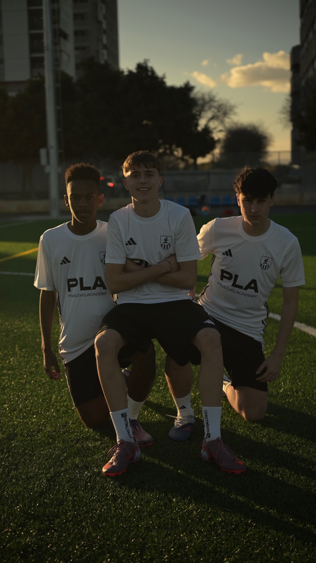 Entrenador de PROLEVELACADEMY hablando individualmente con un jugador en el campo